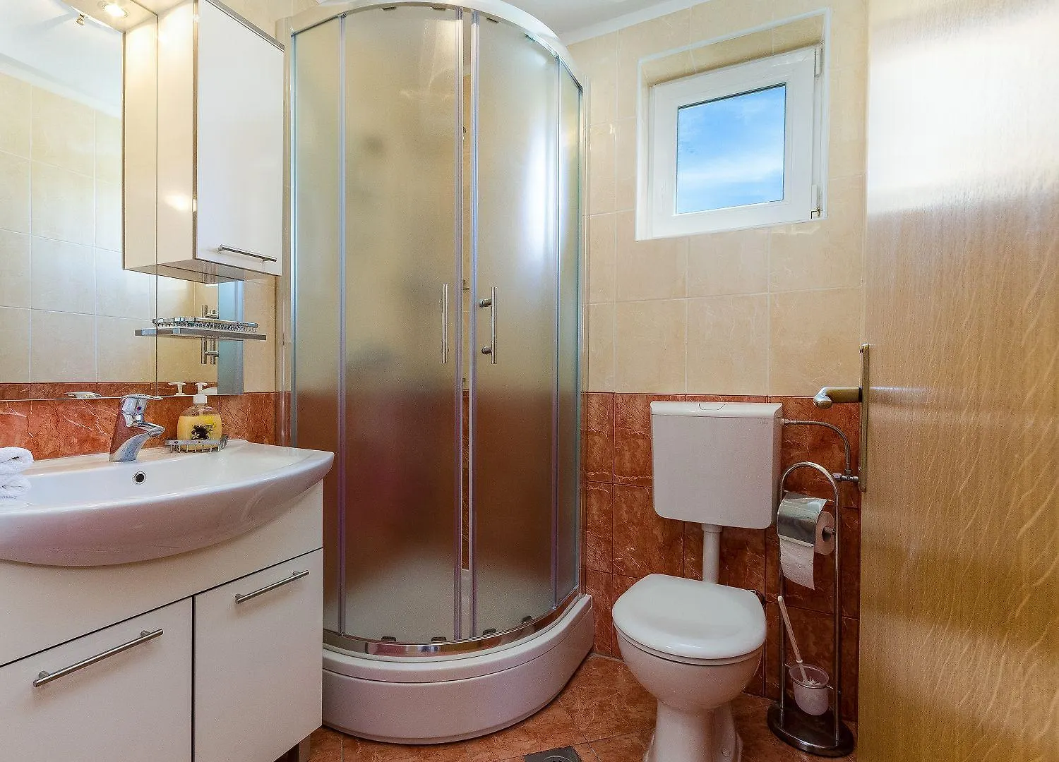 Helles Apartment Nur 400 Meter Zum Sandstrand Mit Meerblick, Wifi, Privatparkplatz Crikvenica