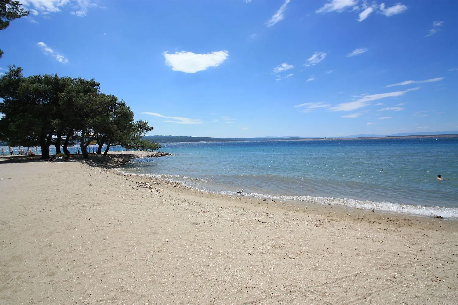 Helles Apartment Nur 400 Meter Zum Sandstrand Mit Meerblick, Wifi, Privatparkplatz Crikvenica