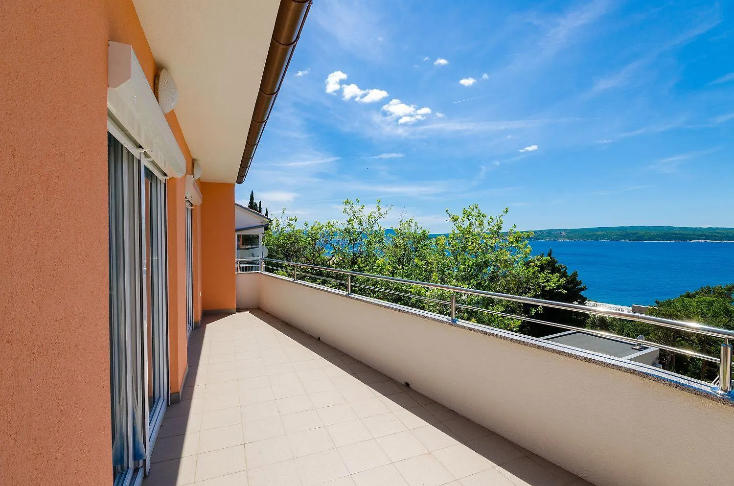 Helles Apartment Nur 400 Meter Zum Sandstrand Mit Meerblick, Wifi, Privatparkplatz Crikvenica