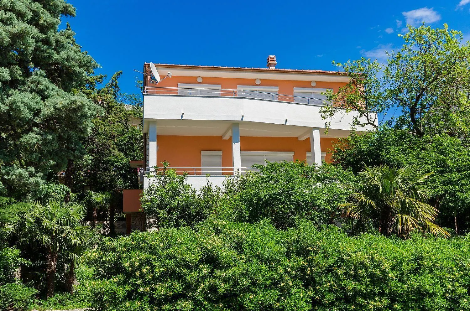 Helles Apartment Nur 400 Meter Zum Sandstrand Mit Meerblick, Wifi, Privatparkplatz Crikvenica